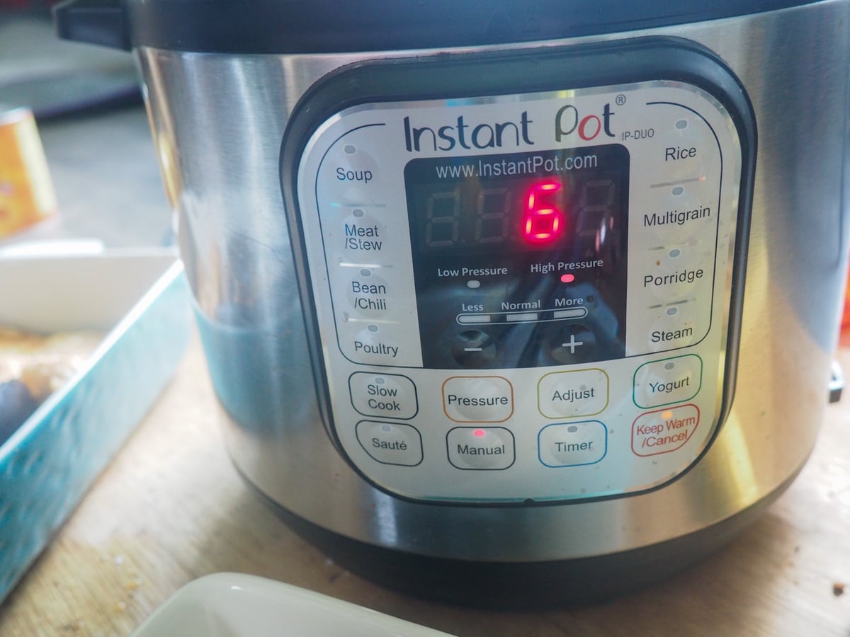 The front of an Instant Pot set to Manual Mode/High Pressure for 6 minutes.