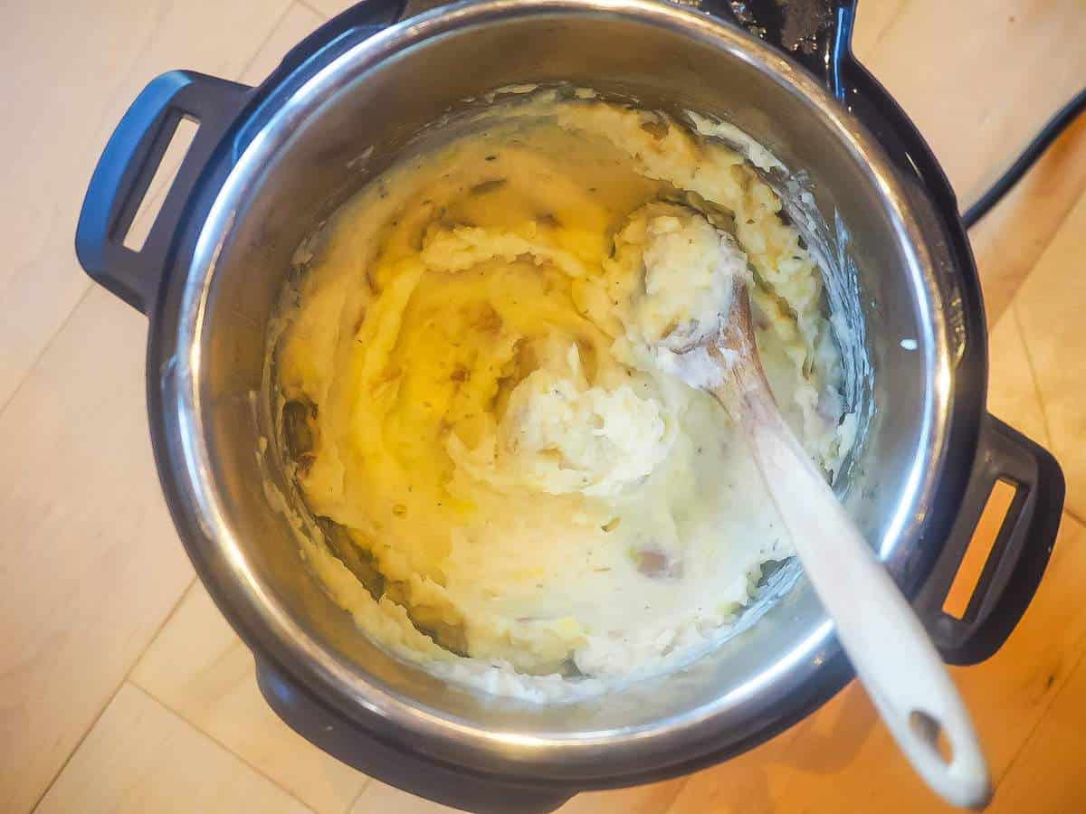An instant pot of garlic mashed potatoes.