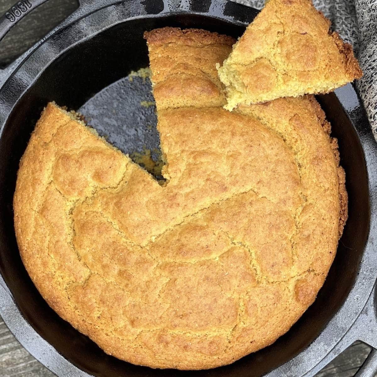 Simple Skillet Cornbread - Breads and Sweets